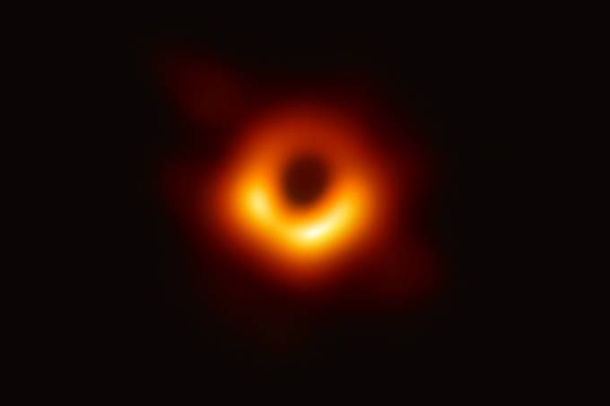 Cientistas divulgam a primeira foto de um buraco negro