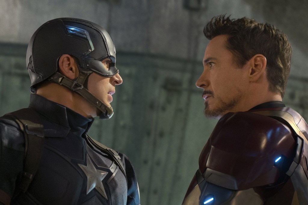 Chris Evans e Robert Downey Jr. como Capitão América e Homem de Ferro em ‘Capitão América: Guerra Civil‘