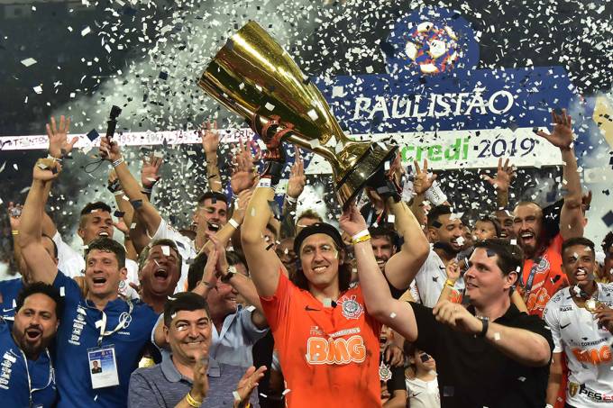 Campeonato Paulista: Corinthians vence São Paulo no fim e é tricampeão