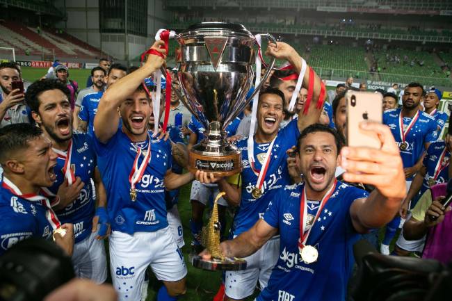 Fred tira selfie com taça do Campeonato Mineiro após título do Cruzeiro Fred tira selfie com taça do Campeonato Mineiro após título do Cruzeiro