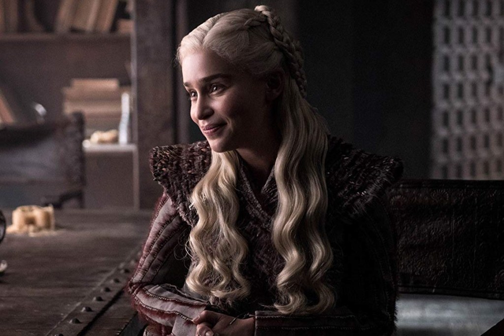 Emilia Clarke interpreta Daenerys Targaryen, a personagem mais comentada no 1º episódio da 8ª temporada de 'Game of Thrones'