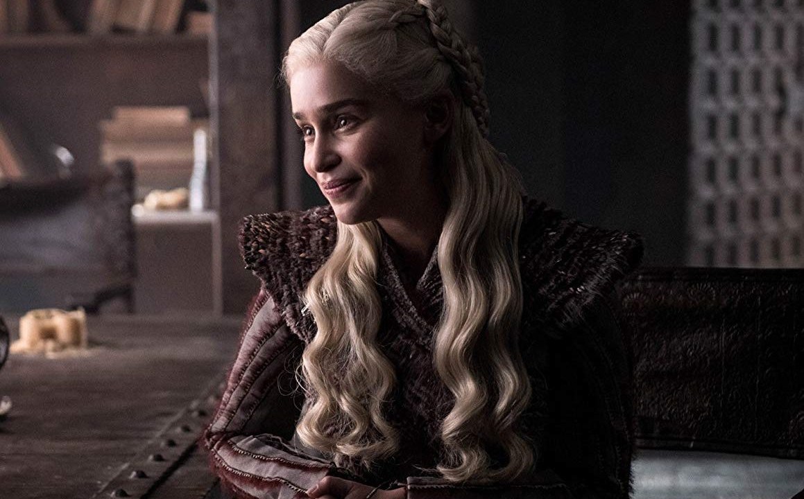 Emilia Clarke interpreta Daenerys Targaryen, a personagem mais comentada no 1º episódio da 8ª temporada de 'Game of Thrones'