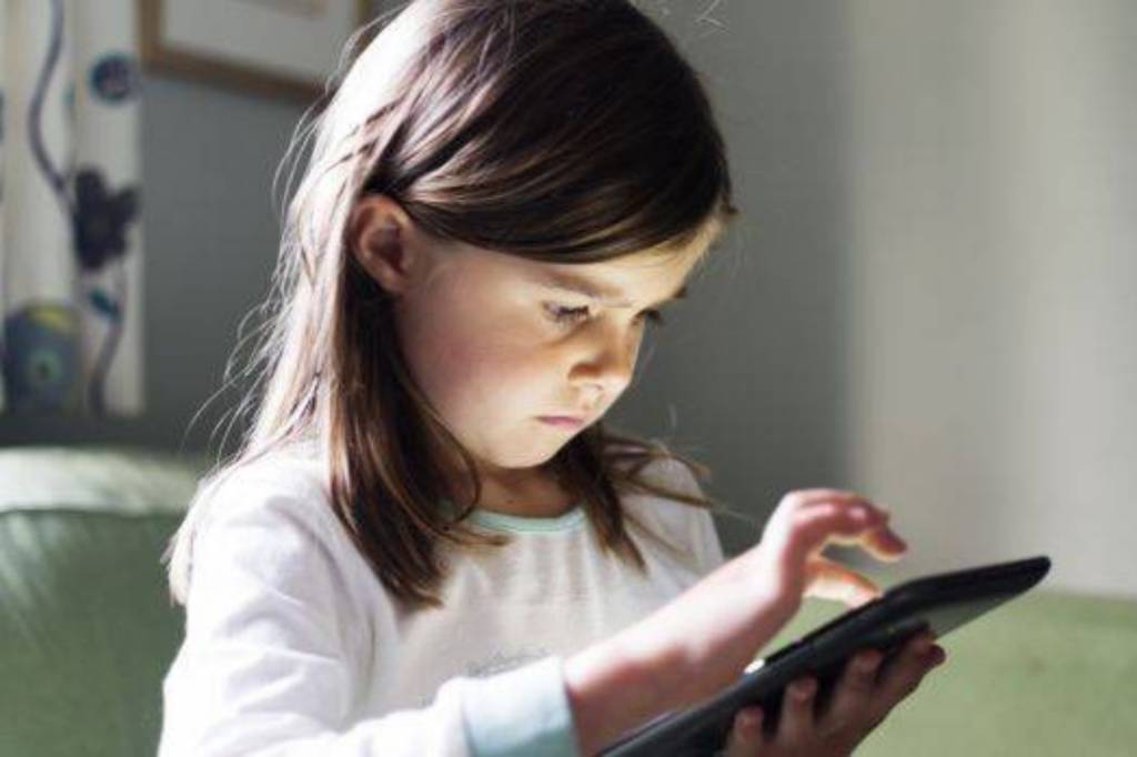 Celular promove o desenvolvimento infantil? Fato ou fake?