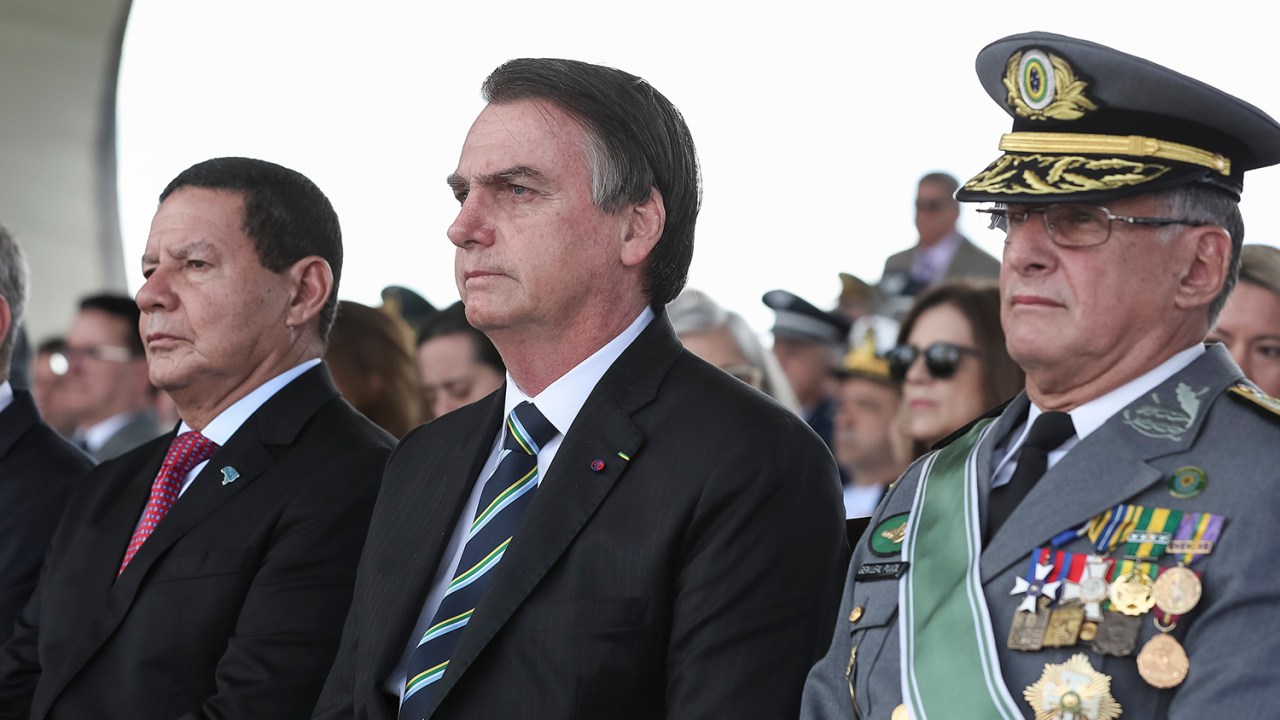 O vice-presidente e general da reserva Hamilton Mourão, o presidente Jair Bolsonaro e Edson Pujol ex-comandante do Exercito.