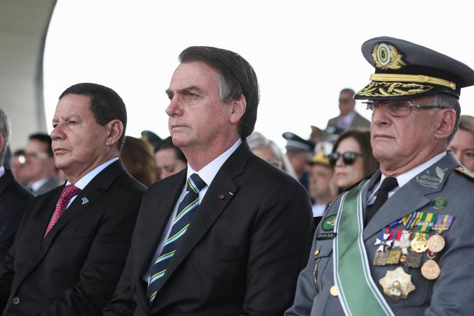 Exército respira e transpira democracia e liberdade', diz Bolsonaro | VEJA