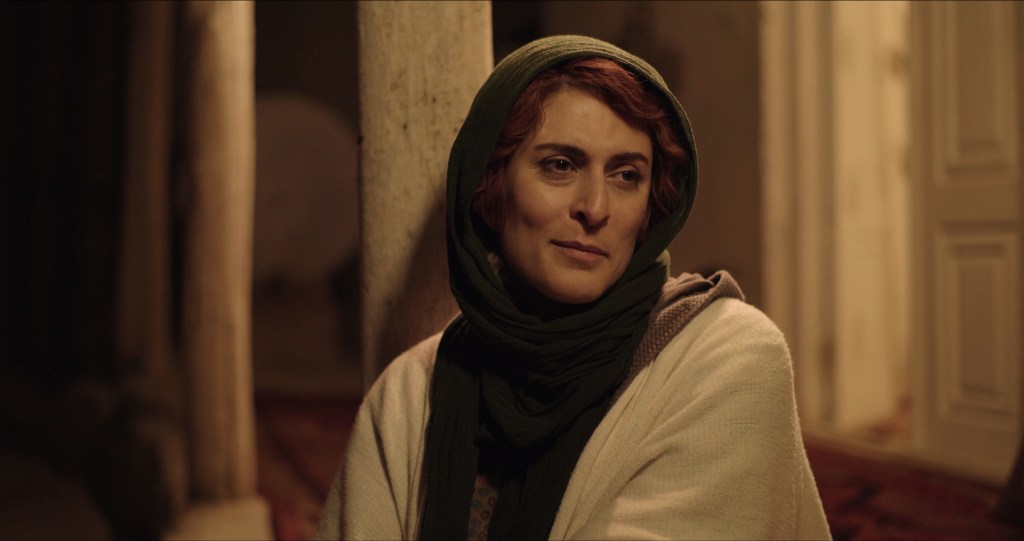 A atriz Behnaz Jafari interpreta a si mesma no filme '3 Faces', de Jafar Panahi