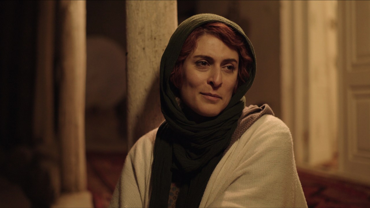 A atriz Behnaz Jafari interpreta a si mesma no filme '3 Faces', de Jafar Panahi