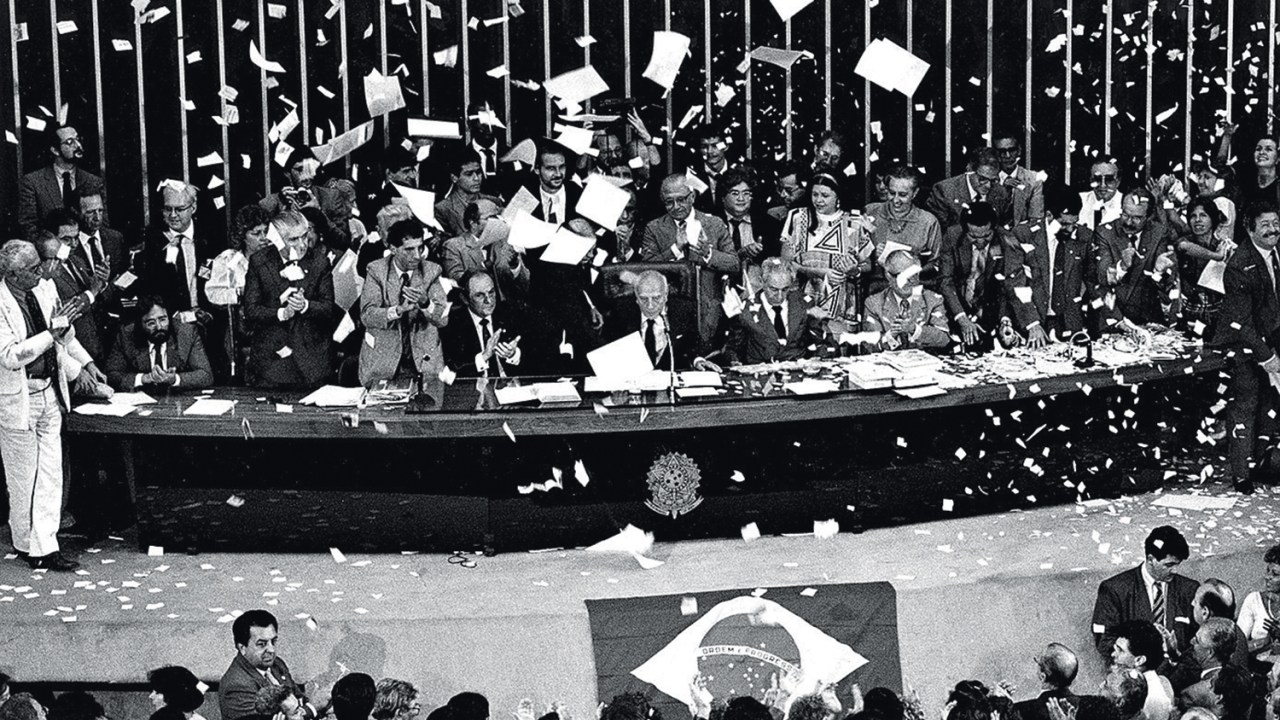 Chuva de papel picado no plenário do Congresso, durante a promulgação da Constituição de 1988 - 05/10/1988