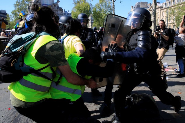Manifestantes e policiais entram em confronto durante o Ato XXIII (o 23º protesto nacional consecutivo no sábado) do movimento de coletes amarelos em Paris, França - 20/04/2019