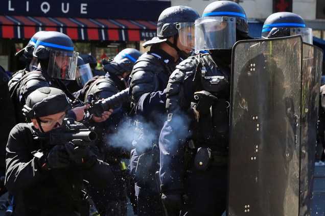 Policial realiza um disparo durante uma manifestação no Ato XXIII (o 23º protesto nacional consecutivo no sábado) do movimento de coletes amarelos em Paris, na França - 20/04/2019