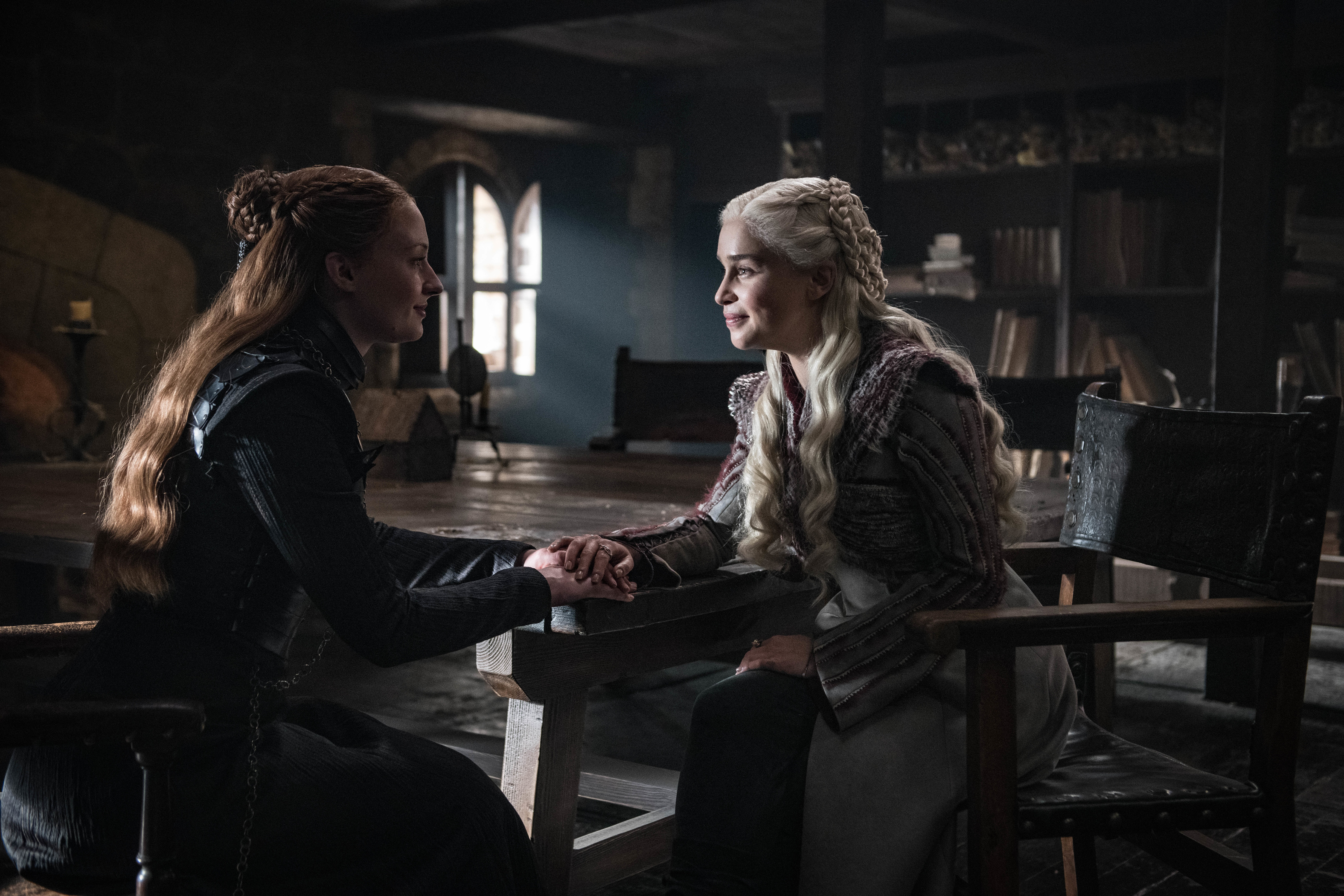 Sansa (Sophie Turner) e Daenerys (Emilia Clarke) conversam durante o epis&oacute;dio 'A Knight of the Seven Kingdoms', em 'Game of Thrones'
