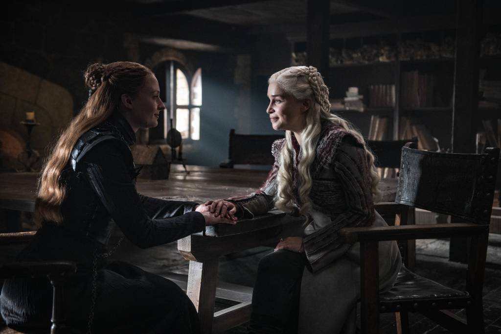Sansa (Sophie Turner) e Daenerys (Emilia Clarke) conversam durante o episódio 'A Knight of the Seven Kingdoms', em 'Game of Thrones'