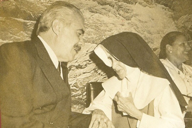O presidente da República, José Sarney, cumprimenta a Irmã Dulce