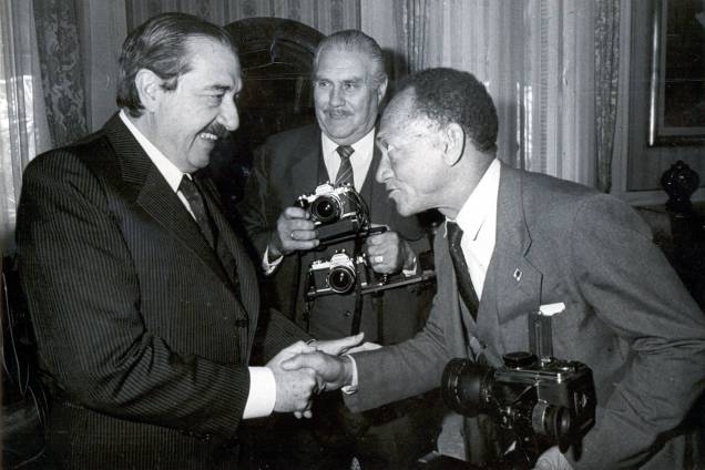 O repórter fotográfico Gervásio Baptista, com o Presidente Argentino Raul Alfonsin.