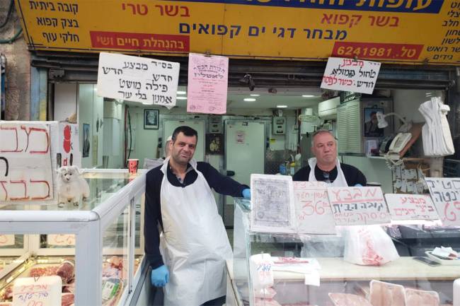 Israel Ofer Ycwov em seu açougue no mercado Mahane Yehuda, em Jerusalém: ‘acusações falsas contra Bibi’.