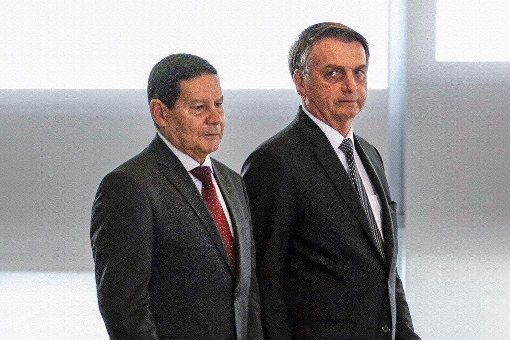 O vice Hamilton Mourão e o presidente Jair Bolsonaro: falas do general em repúdio a ações russas na Ucrânia desagradaram o presidente, que quer manter boas relações com Putin