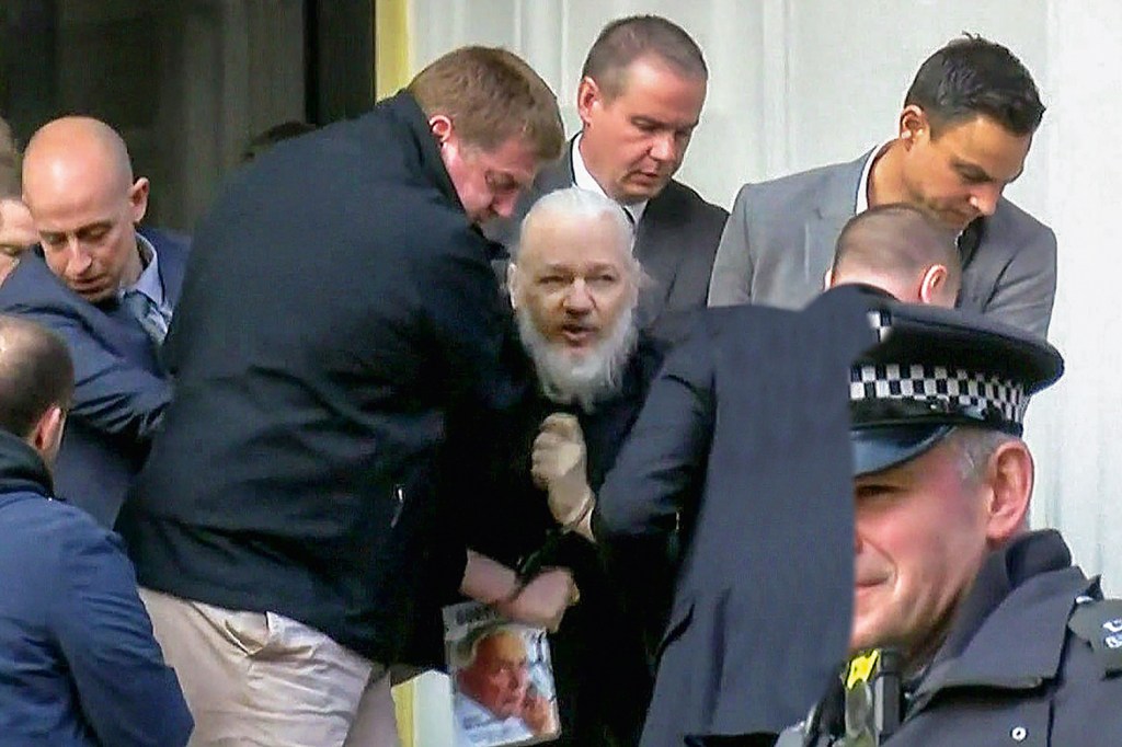 PRISÃO - Assange pode pegar até cinco anos de cadeia nos Estados Unidos