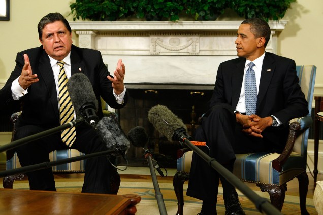 O ex-presidente do Peru Alan García durante reunião com o então presidente dos Estados Unidos Barack Obama no Gabinete Oval da Casa Branca em junho de 2010