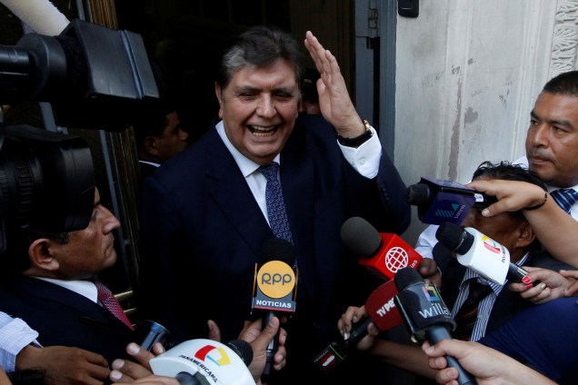 O ex-presidente do Peru, Alan Garcia, chega ao Ministério Público para testemunhar no caso da Odebrecht em Lima - 16/02/2017