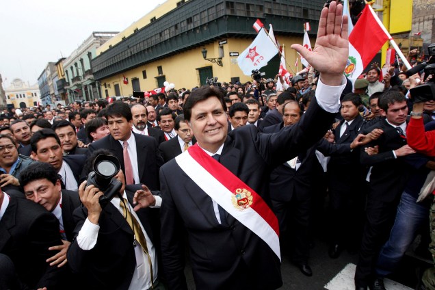 Alan Garcia acena para apoiadores após receber a faixa presidencial durante sua cerimônia de posse em Lima, Peru em julho de 2006