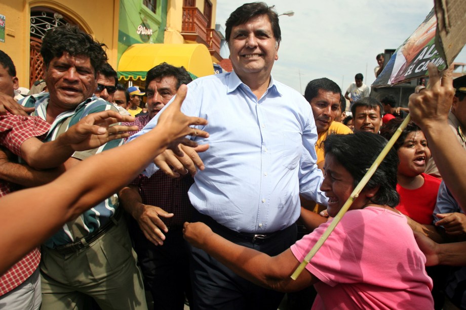 Alan García cumprimenta apoiadores durante campanha presidencial em Piura, no Peru em maio de 2006