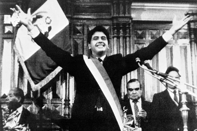 Alan García saúda apoiadores durante sua posse presidencial em Lima em julho de 1985 Alan García saúda apoiadores durante sua posse presidencial em Lima em julho de 1985