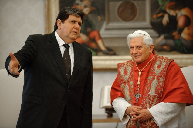 O papa emérito Bento XVI recebe o então presidente do Peru, Alan García Perez, durante uma audiência no Vaticano em novembro de 2009