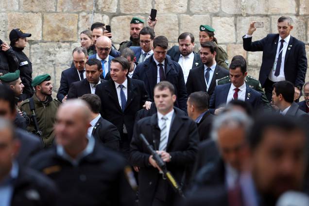 O presidente Jair Bolsonaro é cercado por guardas de segurança e soldados enquanto chega para visitar a Igreja do Santo Sepulcro na Cidade Velha de Jerusalém - 01/04/2019