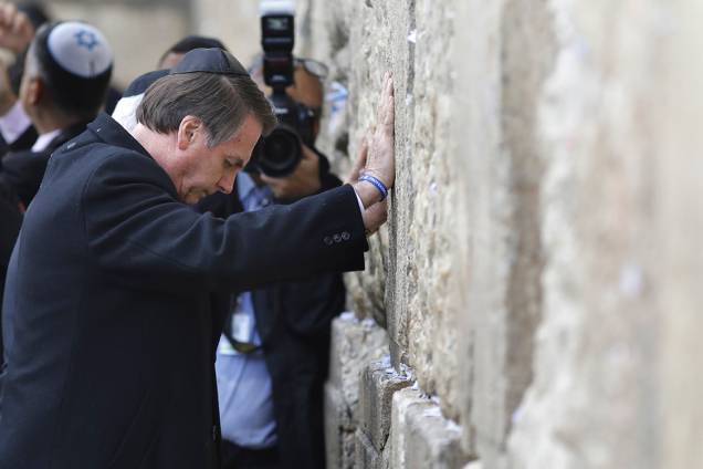 Jair Bolsonaro reza com as mãos no Muro das Lamentações, na Cidade Velha de Jerusalém - 01/04/2019