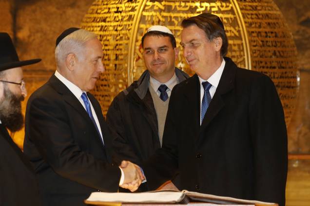 O presidente Jair Bolsonaro é acompanhado pelo primeiro-ministro israelense Benjamin Netanyahu, durante visita a uma sinagoga dentro dos túneis do Muro das Lamentações, na Cidade Velha de Jerusalém - 01/04/2019