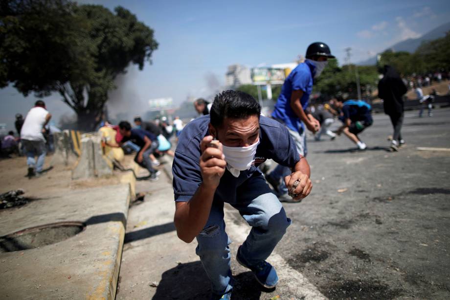 Manifestantes entram em confronto com a Guarda Nacional Bolivariana, próximos da base aérea Generalisimo Francisco de Miranda "La Carlota", em Caracas - 30/04/2019