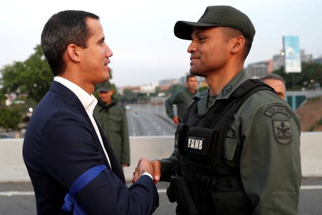 O presidente autoproclamado da Venezuela, Juan Guaidó, cumprimenta um membro das Força Armada Nacional Bolivariana perto da Base Aérea "La Carlota", em Caracas - 30/04/2019