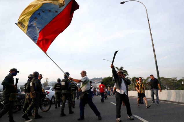 Manifestante de oposição agita uma bandeira venezuelana perto da Base Aérea "La Carlota", em Caracas - 30/01/2019