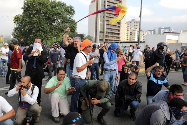 Manifestantes de oposição ao governo de Nicolás Maduro se reúnem nos arredores da Base Aérea "La Carlota", em Caracas, Venezuela - 30/04/2019