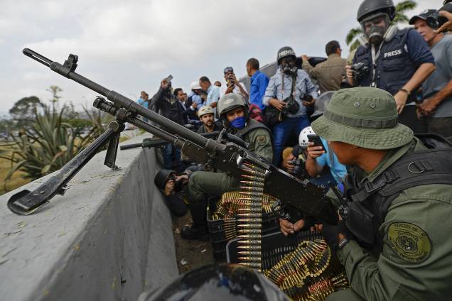 Membros da Força Armada Nacional Bolivariana (FANB) que apoiam o líder da oposição Juan Guaidó se posicionam em frente à base de La Carlota, em Caracas - 30/04/2019
