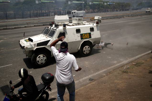 Manifestante da oposição é atropelado por um veículo da Guarda Nacional Bolivariana durante confronto perto da base aérea La Carlota em Caracas, na Venezuela - 30/04/2019