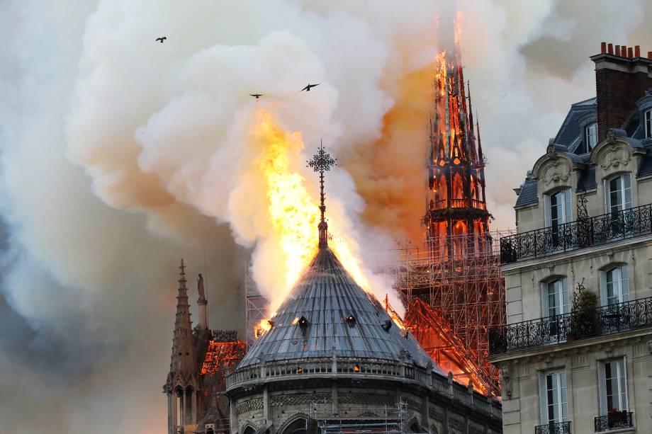 Incêndio atinge o topo da Catedral de Notre-Dame, localizada na região central de Paris, França - 15/04/2019