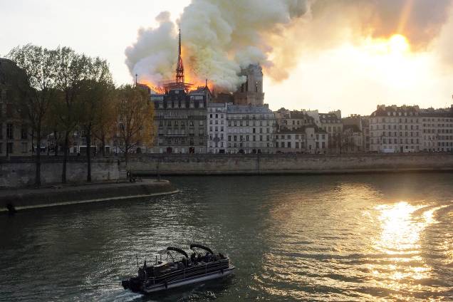 Incêndio atinge o topo da Catedral de Notre-Dame, localizada na região central de Paris, França - 15/04/2019