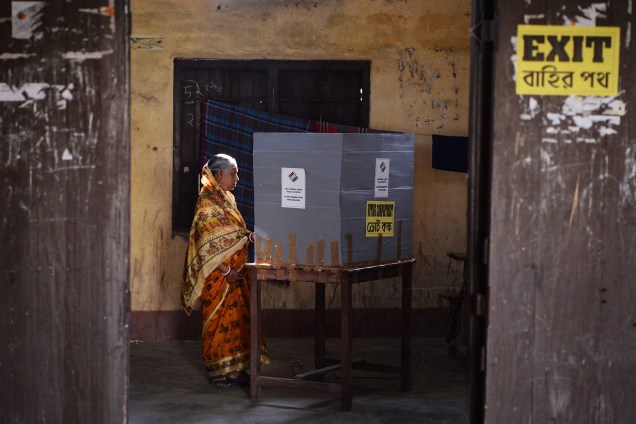 Mulher vota na primeira fase das eleições gerais em Cooch Behar, Índia - 11/04/2019