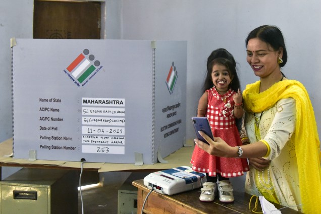 Jyoti Amge, a menor mulher do mundo, vota na primeira fase das eleições gerais em Nagpur, Índia - 11/04/2019