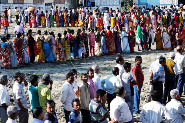Eleitores formam fila para votar na primeira fase em Alipurduar, Índia - 11/04/2019