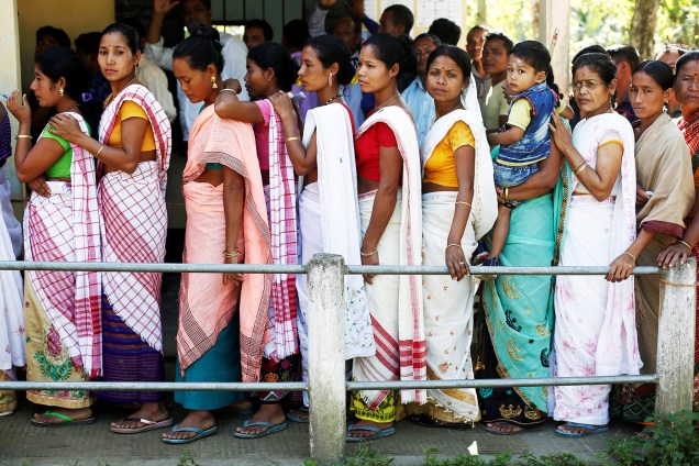 Mulheres formam fila para votar em Majuli, Índia - 11/04/2019