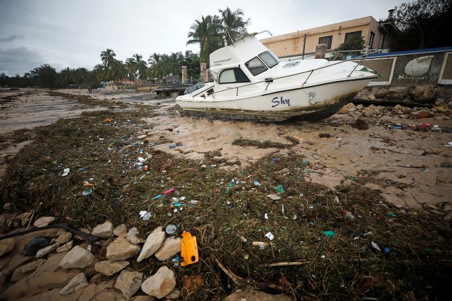 Barco é visto na praia de Wimbe após a passagem do ciclone Kenneth, em Moçambique - 27/04/2019