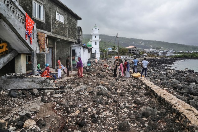 Moradores locais retiram seus pertences após a passagem do ciclone Kenneth, na região de Moroni, em Moçambique - 27/04/2019