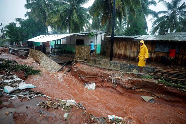 Homem caminha próximo de casas afetadas pelo ciclone Kenneth, na cidade de Pemba, em Mocambique - 28/04/2019 Homem caminha próximo de casas afetadas pelo ciclone Kenneth, na cidade de Pemba, em Mocambique - 28/04/2019