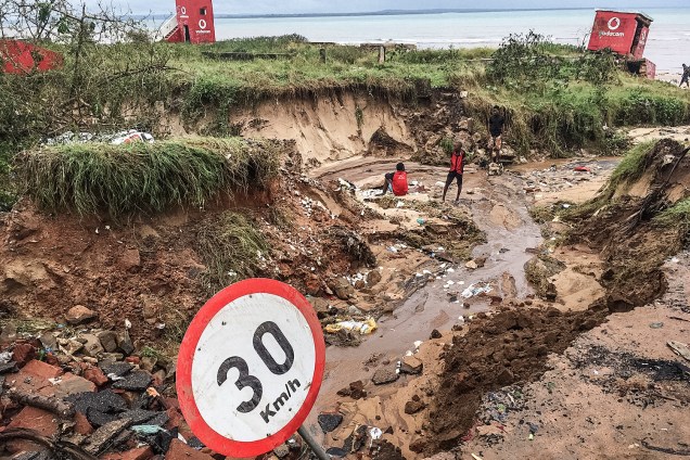 Moradores locais são vistos próximos de estrada afetada pelo ciclone Kenneth, na cidade de Pemba, em Moçambique - 28/04/2019