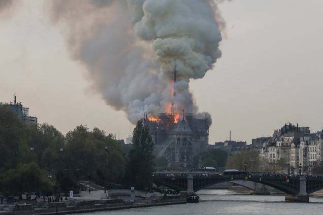 Fumaça é vista durante incêndio na Catedral de Notre-Dame, no centro de Paris - 15/04/2019
