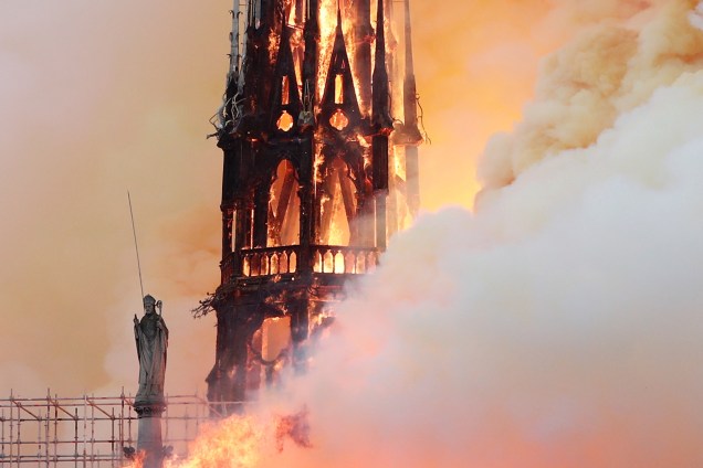 Incêndio consome torre da Catedral de Notre-Dame, localizada na região central de Paris, França - 15/04/2019