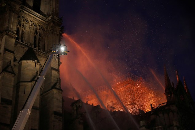 Bombeiros combatem um incêndio de grandes proporções que atinge a Catedral de Notre-Dame, em Paris - 15/04/2019