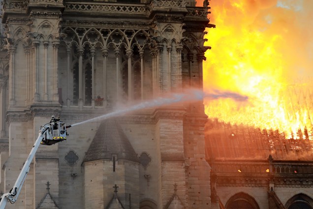 Bombeiros tentam conter chamas durante incêndio que atinge a Catedral de Notre-Dame, localizada na região central de Paris - 15/04/2019